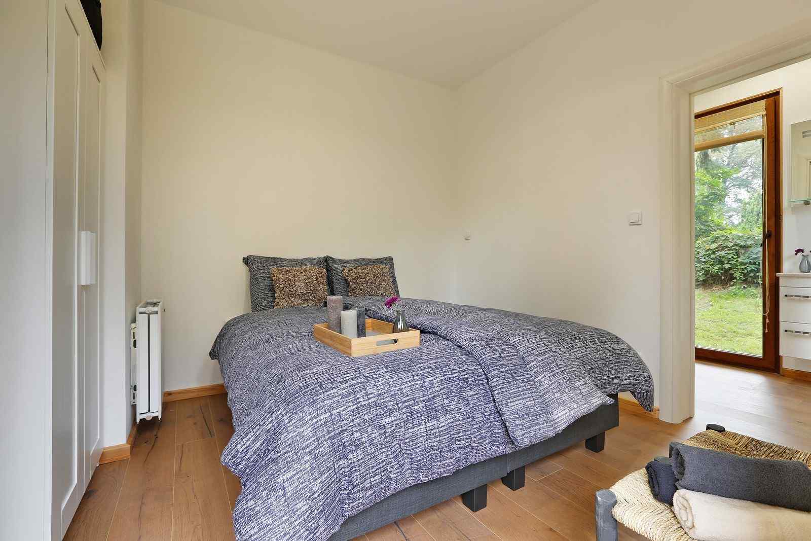 mooie-4-persoons-lodge-met-mooie-veranda-met-houtkachel-op-een-vakantiepark-nabij-enter