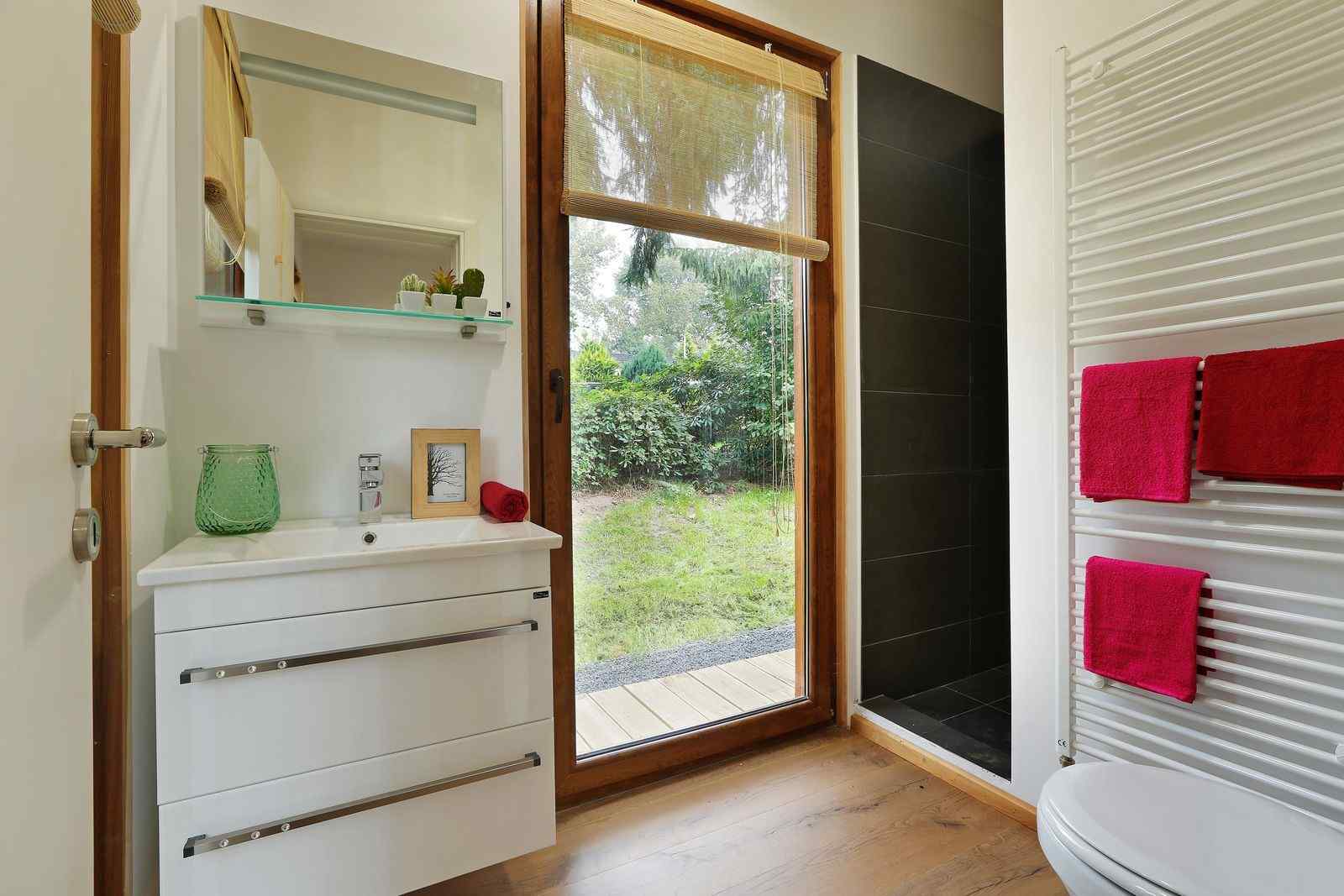 mooie-4-persoons-lodge-met-mooie-veranda-met-houtkachel-op-een-vakantiepark-nabij-enter