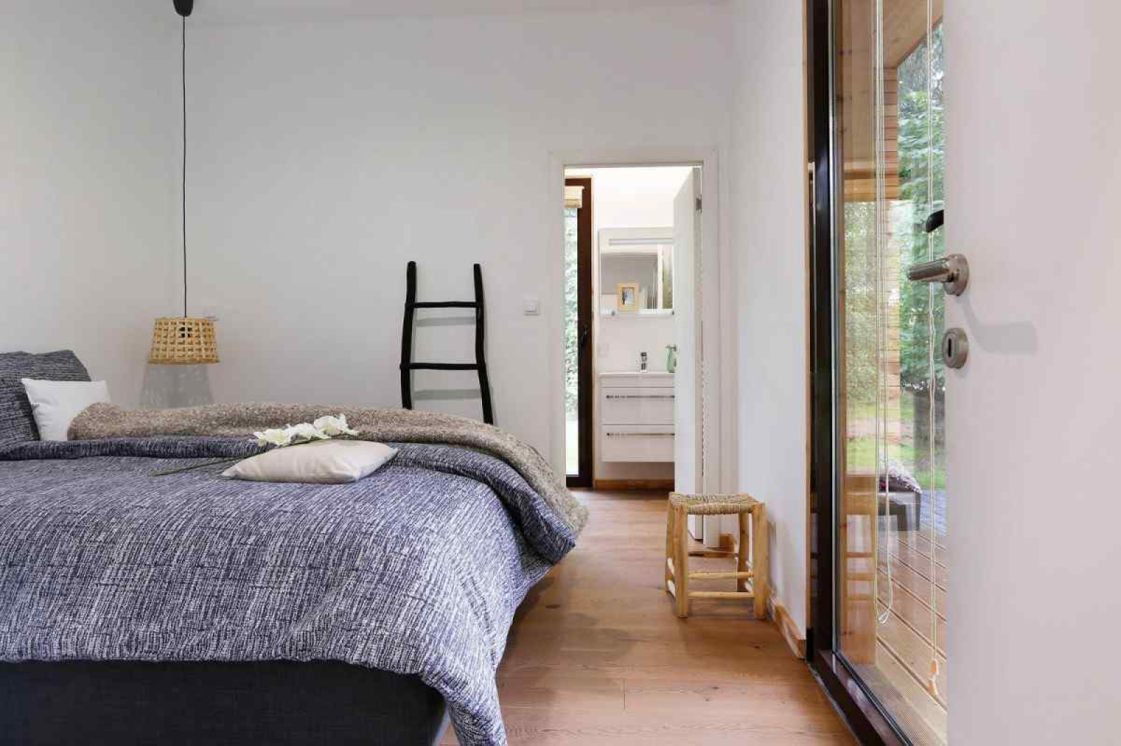 knusse-4-persoons-lodge-met-veranda-op-een-vakantiepark-nabij-enter