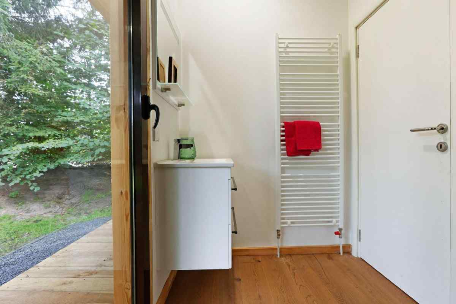 knusse-4-persoons-lodge-met-veranda-op-een-vakantiepark-nabij-enter