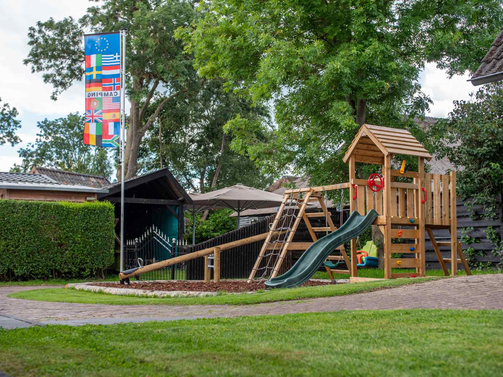 twee-6-persoons-vakantiehuizen-aan-het-water-midden-in-het-oude-centrum-van-giethoorn