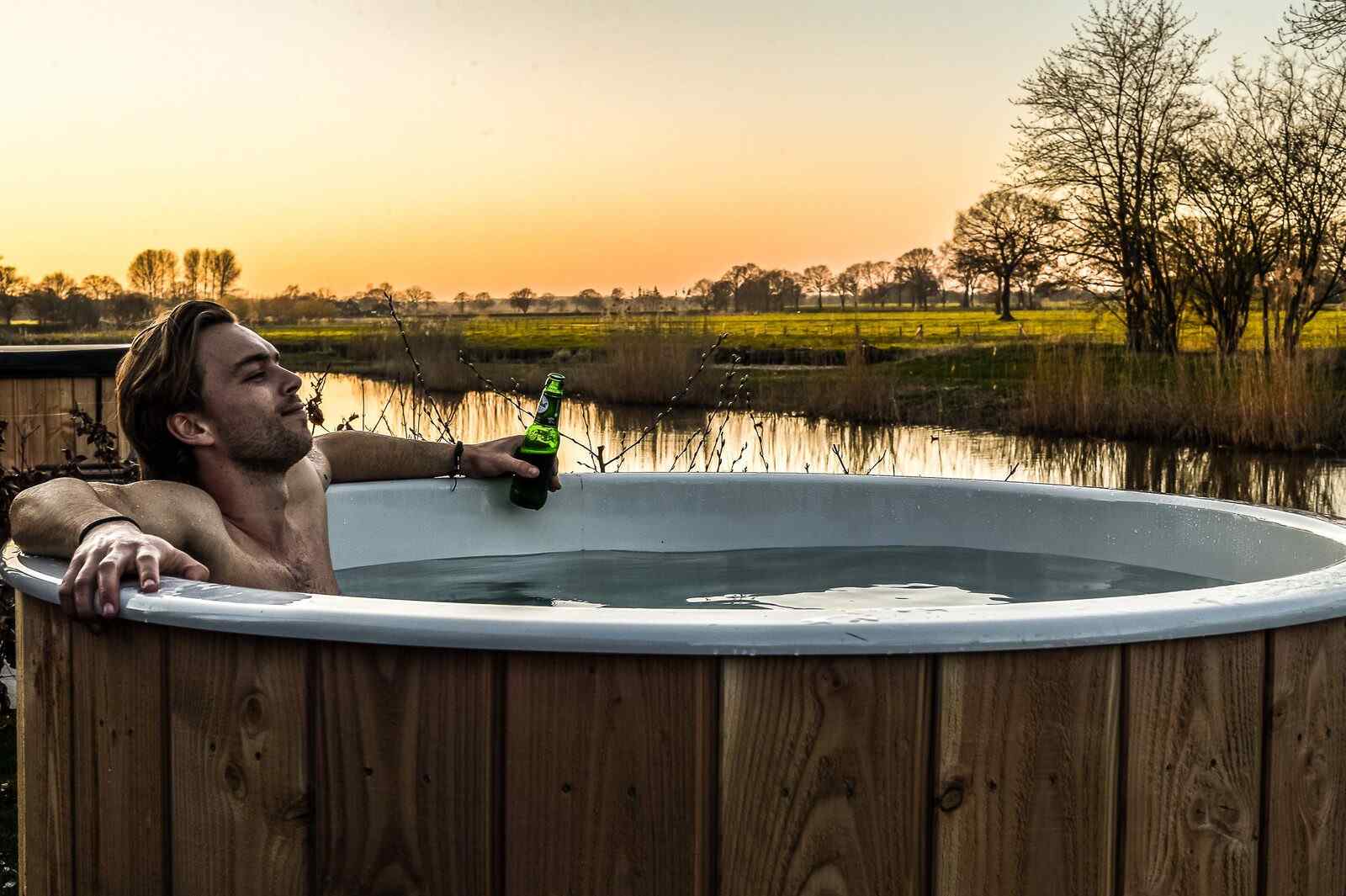 luxe-6-persoons-vakantiehuis-met-hottub-aan-het-riviertje-de-regge