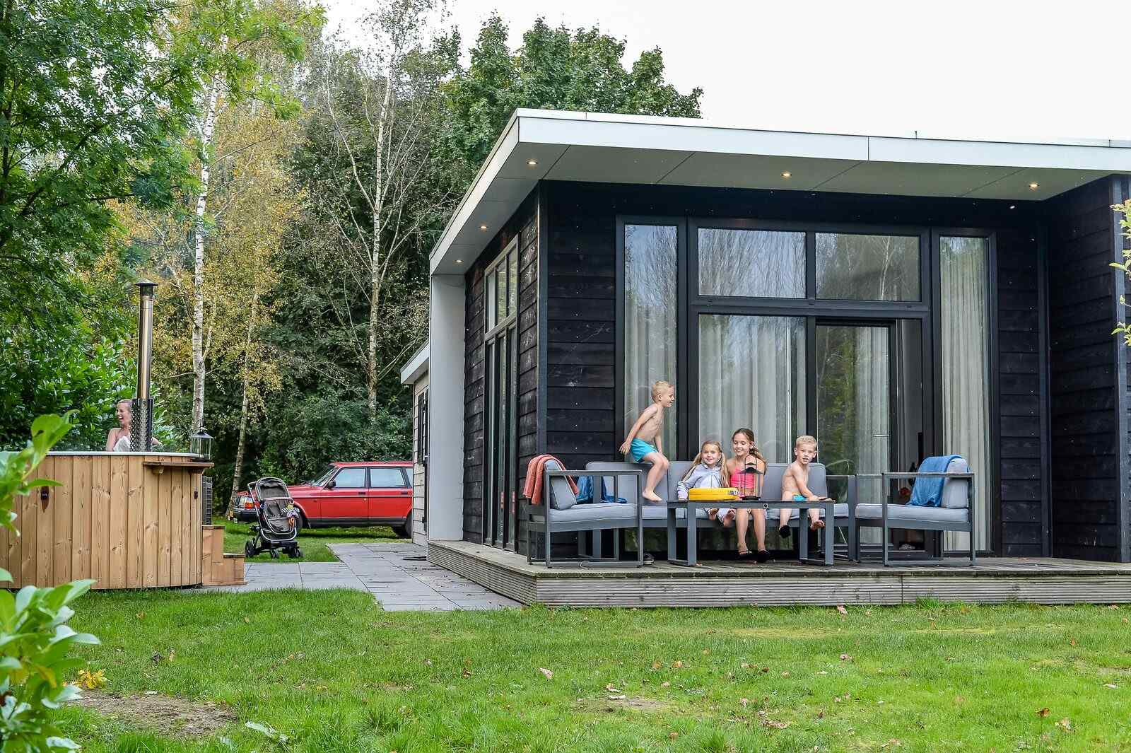 luxe-6-persoons-vakantiehuis-met-hottub-aan-het-riviertje-de-regge