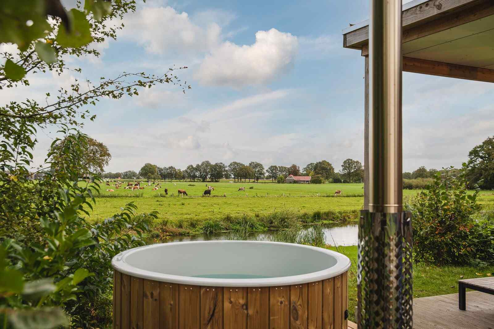 luxe-4-persoons-vakantiehuis-met-hottub-op-vakantiepark-molke