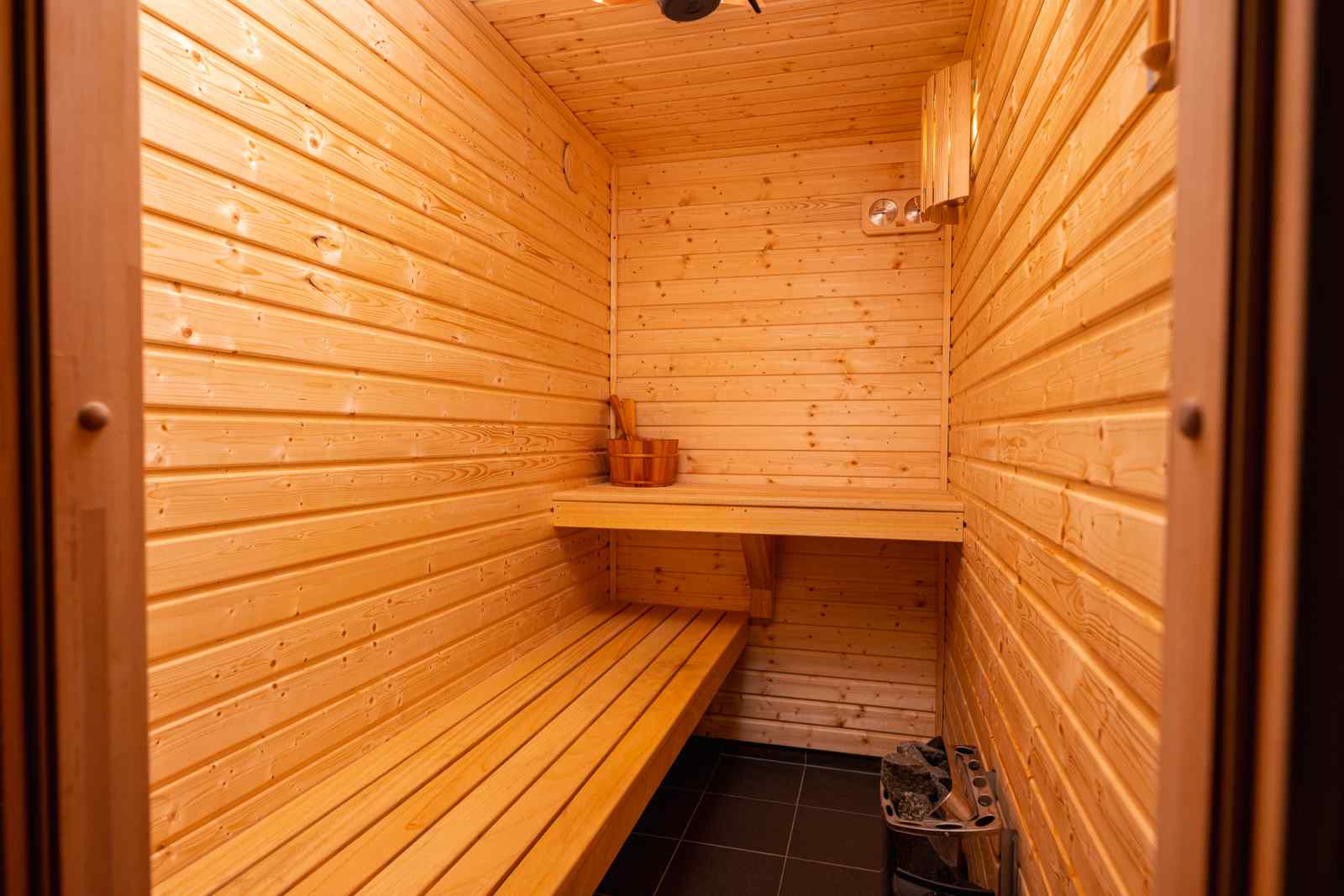 comfortabele-en-ruime-5-persoons-wellness-woning-met-sauna-en-hottub