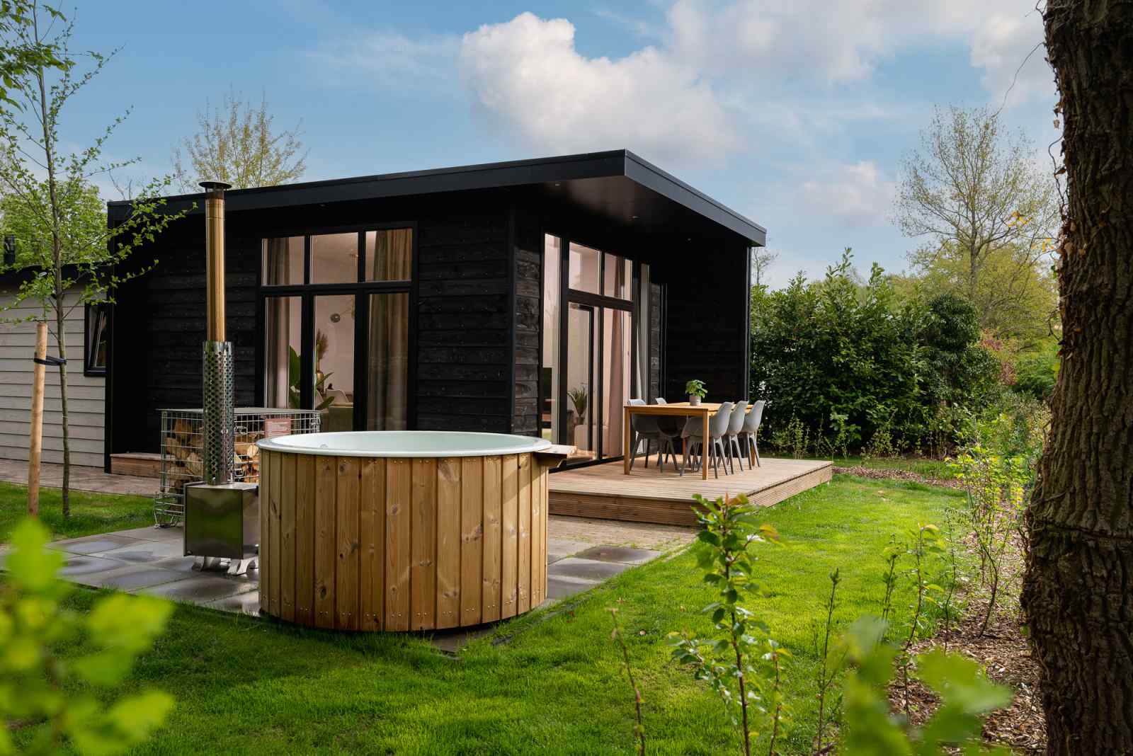 Comfortabele en ruime 5 persoons Wellness woning met sauna en hottub