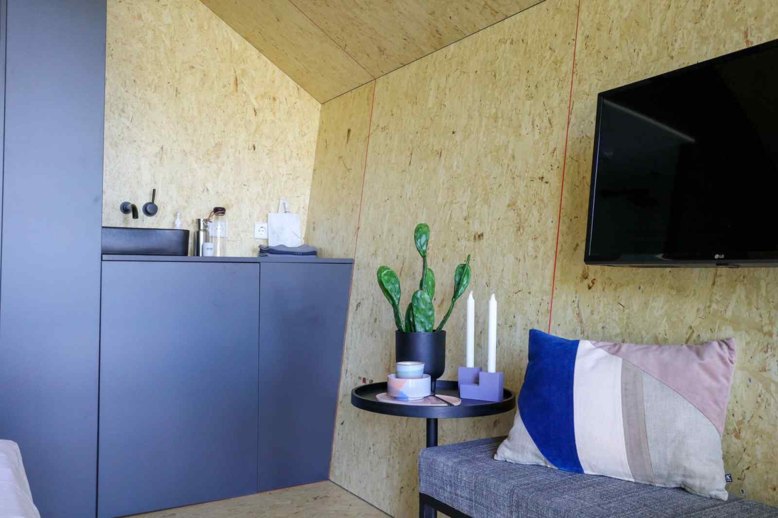 modern-4-persoons-tiny-house-bij-het-water-op-park-de-ijssel-eilanden