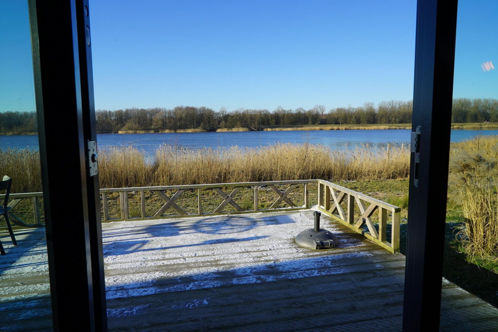 modern-4-persoons-tiny-house-bij-het-water-op-park-de-ijssel-eilanden