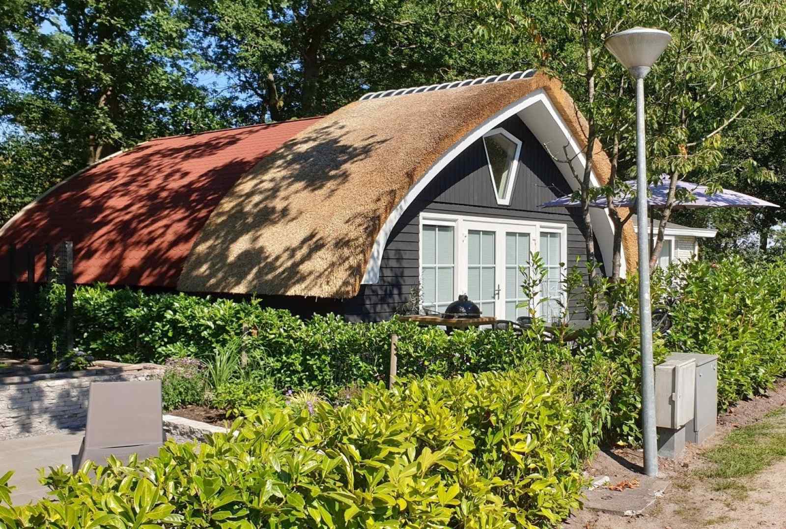 zespersoons-luxe-vakantiehuis-op-familiepark-nabij-de-weerribben