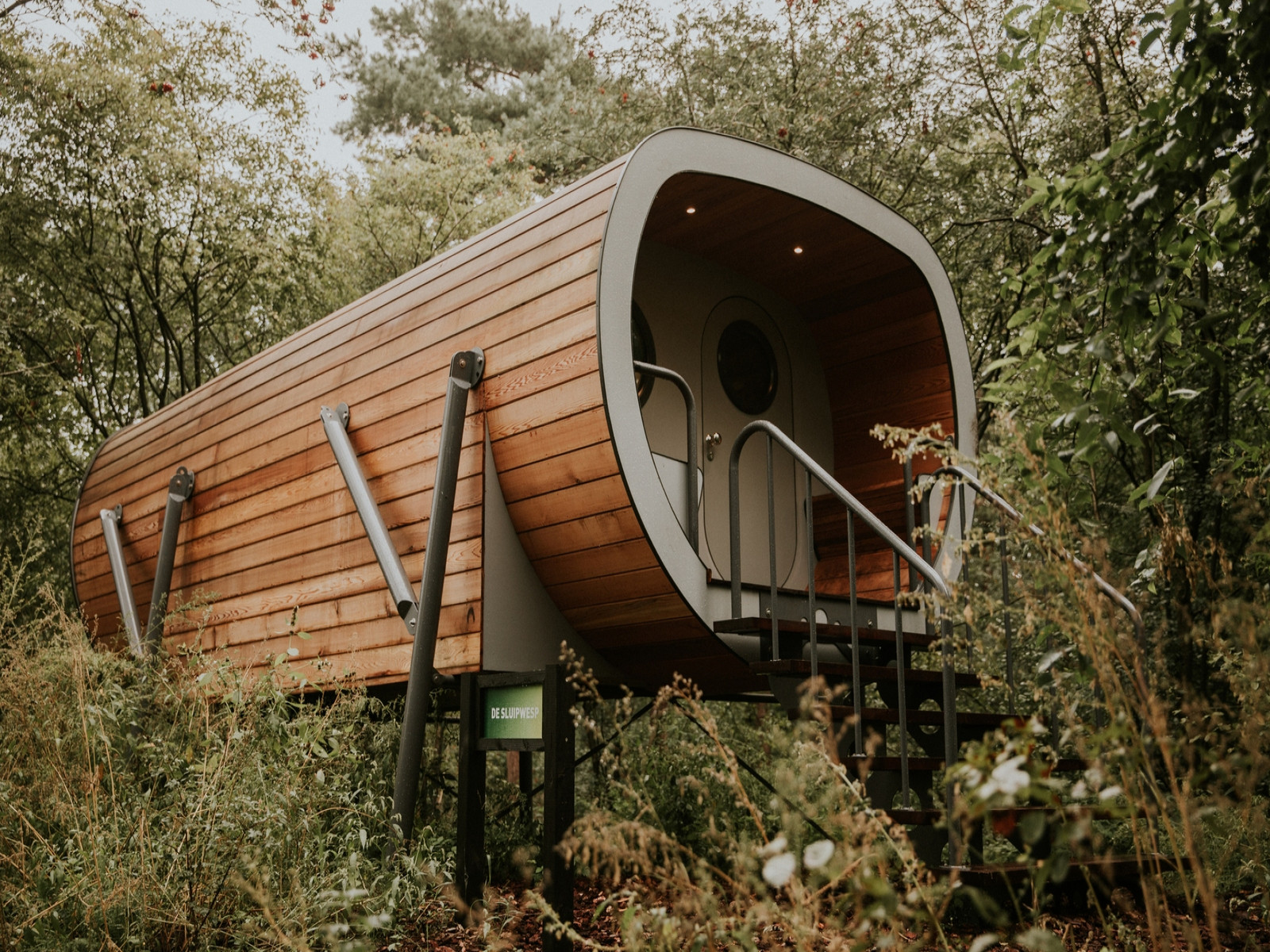 Unieke 4 persoons Tiny House in de hoogte tussen de bomen in Balkbrug