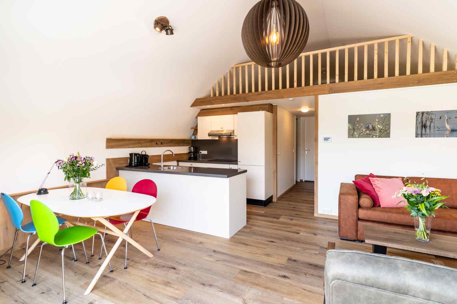 moderne-6-persoons-vakantiehuis-gelegen-aan-de-vijver-in-de-bossen-nabij-giethoorn