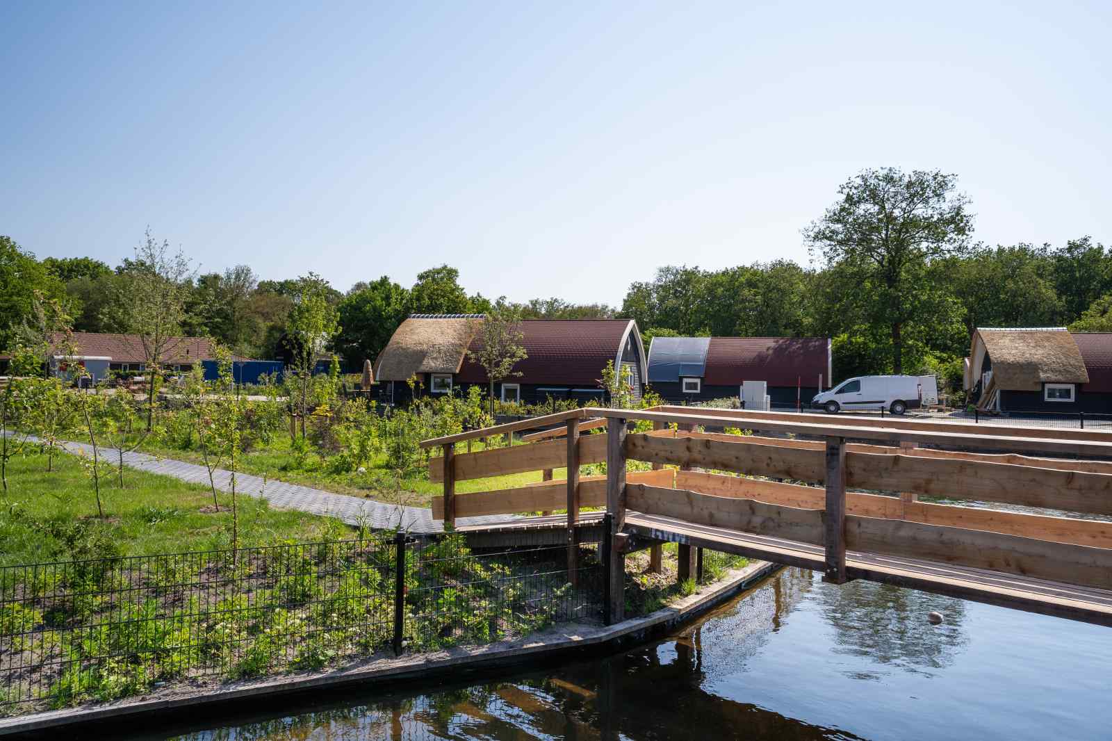 moderne-6-persoons-vakantiehuis-gelegen-aan-de-vijver-in-de-bossen-nabij-giethoorn