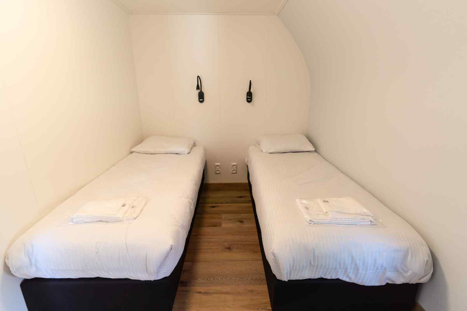moderne-6-persoons-vakantiehuis-gelegen-aan-de-vijver-in-de-bossen-nabij-giethoorn