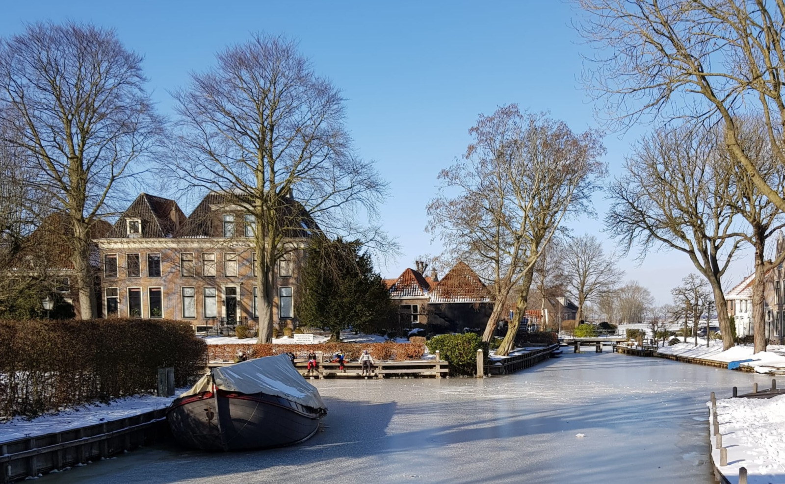 knus-2-persoons-appartement-met-uitzicht-op-het-water-en-maritiem-interieur-in-blokzijl