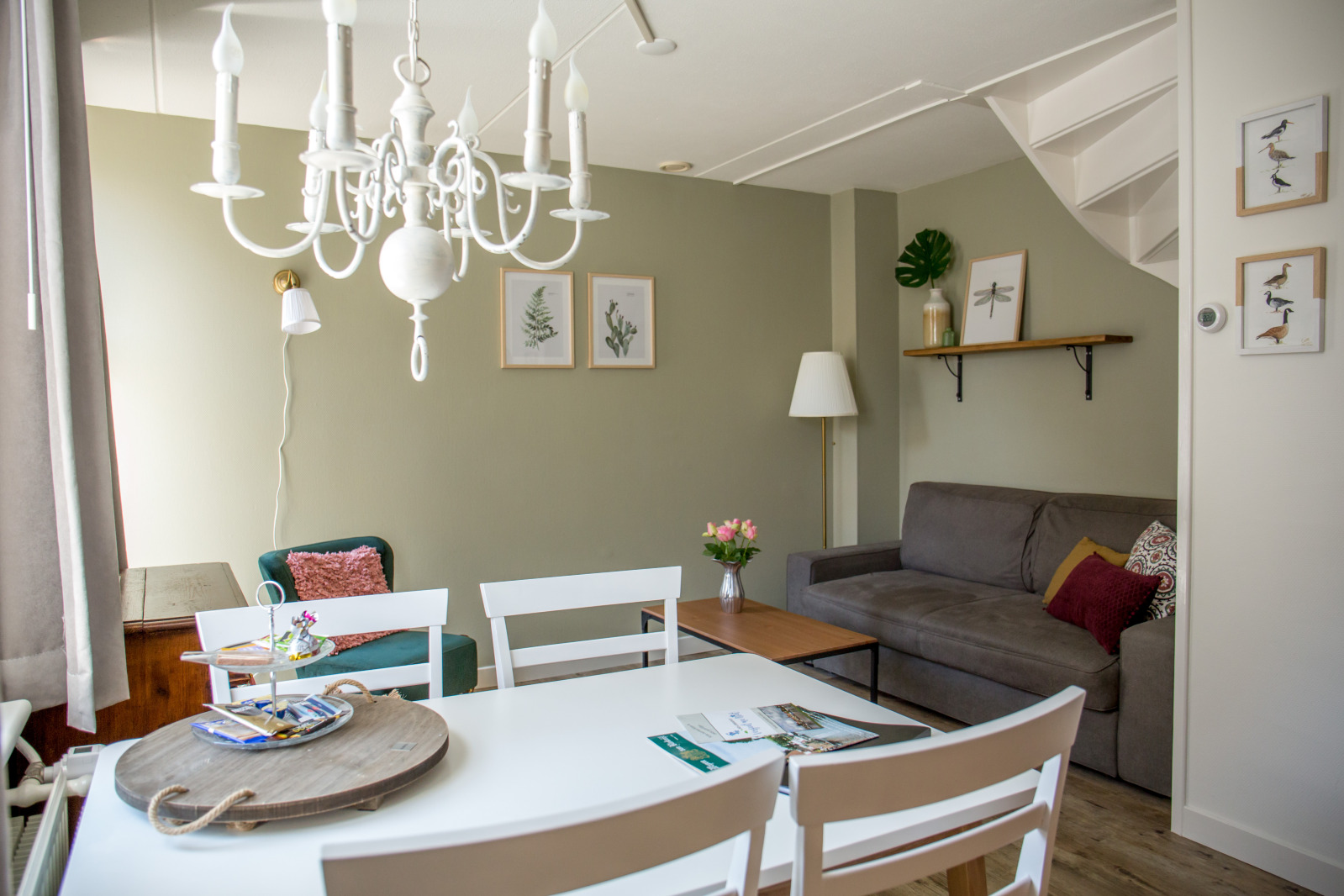 rustig-2-persoons-appartement-bij-water-met-botanische-elementen-in-blokzijl