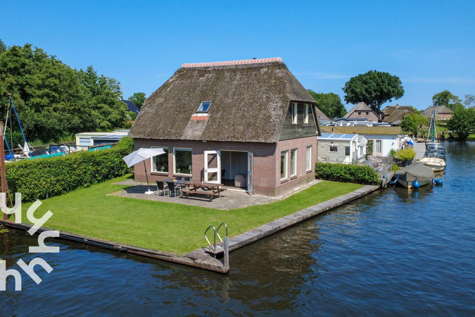 Comfortabel 10-persoons vakantiehuis aan het water met eigen aanlegsteiger nabij Giethoorn