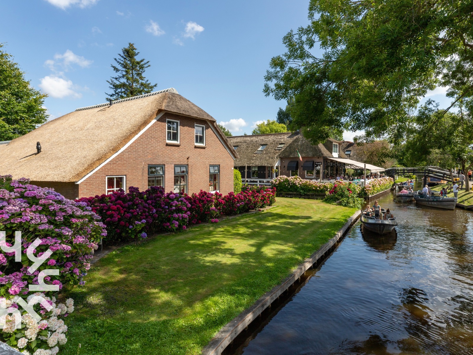 Twee 6-persoons vakantiehuizen aan het water, midden in het oude centrum van Giethoorn — groepsaccommodatie in Overijssel