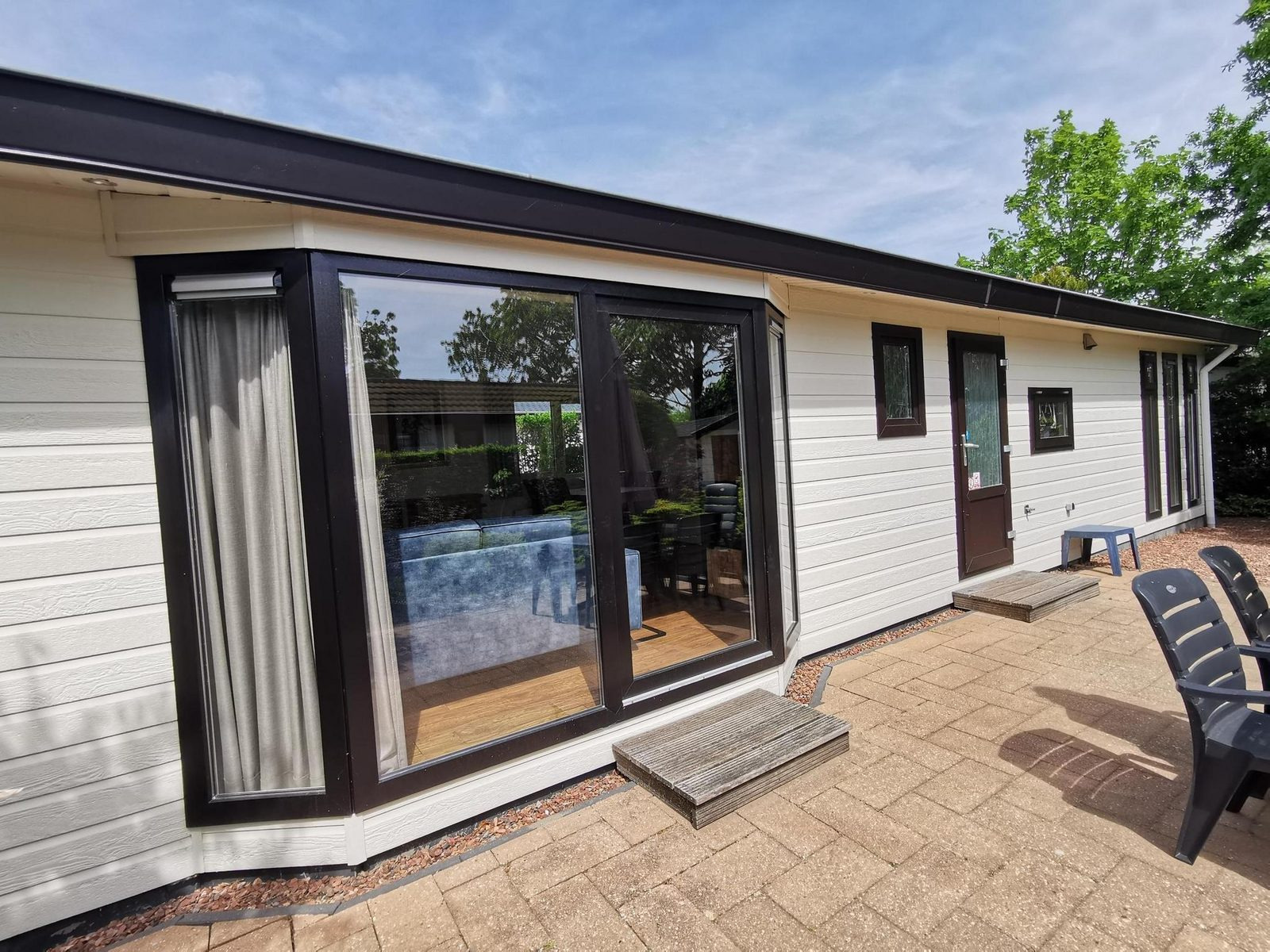 Drie persoons chalet op vakantiepark met buitenzwembad