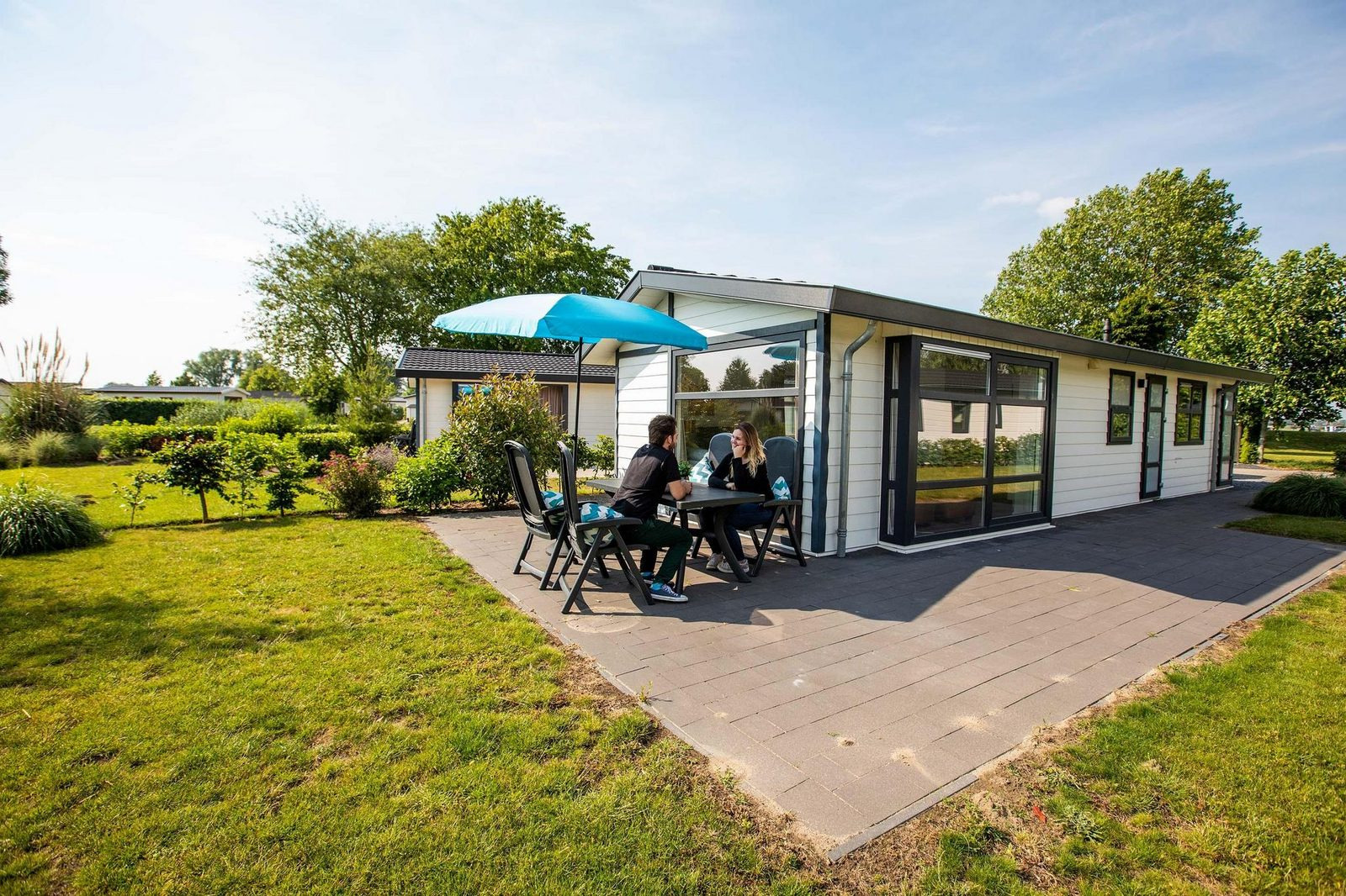 4-persoons-comfort-chalet-op-vakantiepark-noordwijkse-duinen-met-zwembad-en-internet