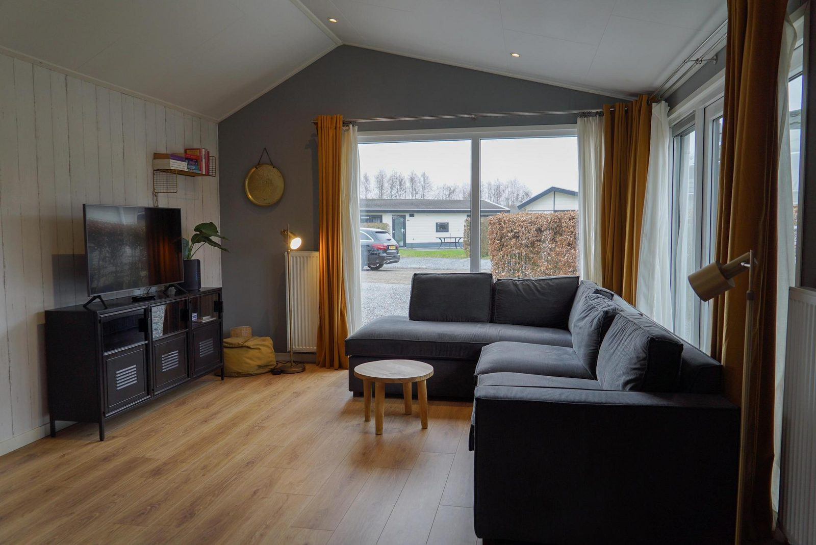 4-persoons-comfort-chalet-op-vakantiepark-noordwijkse-duinen-met-zwembad-en-internet