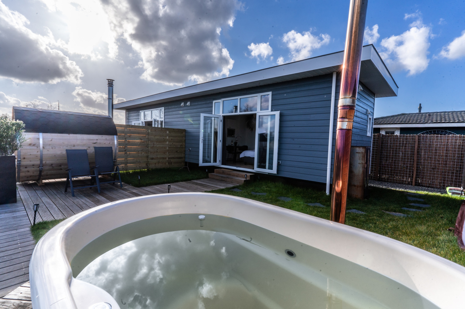 Luxe 2 persoons Tiny House met Hottub en Sauna aan de V