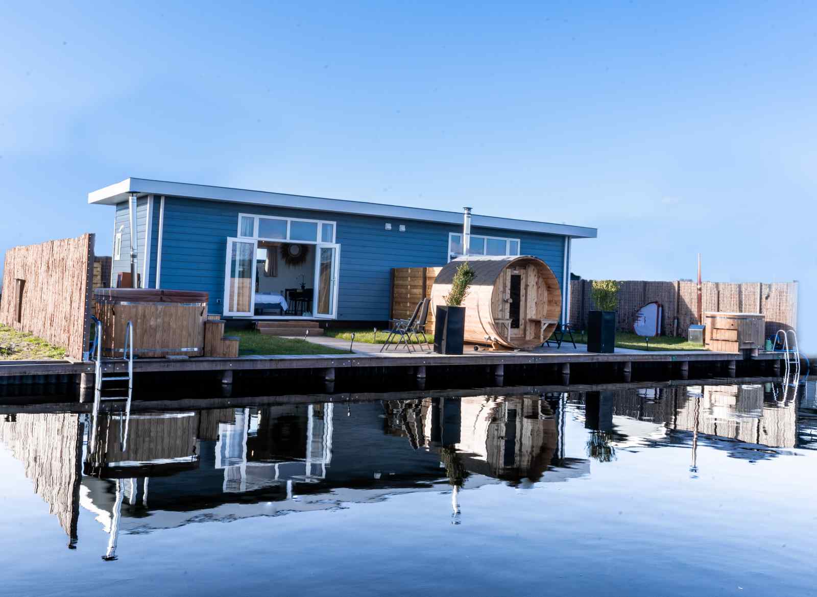 Luxe 2 persoons Tiny House met Hottub en Sauna aan de V