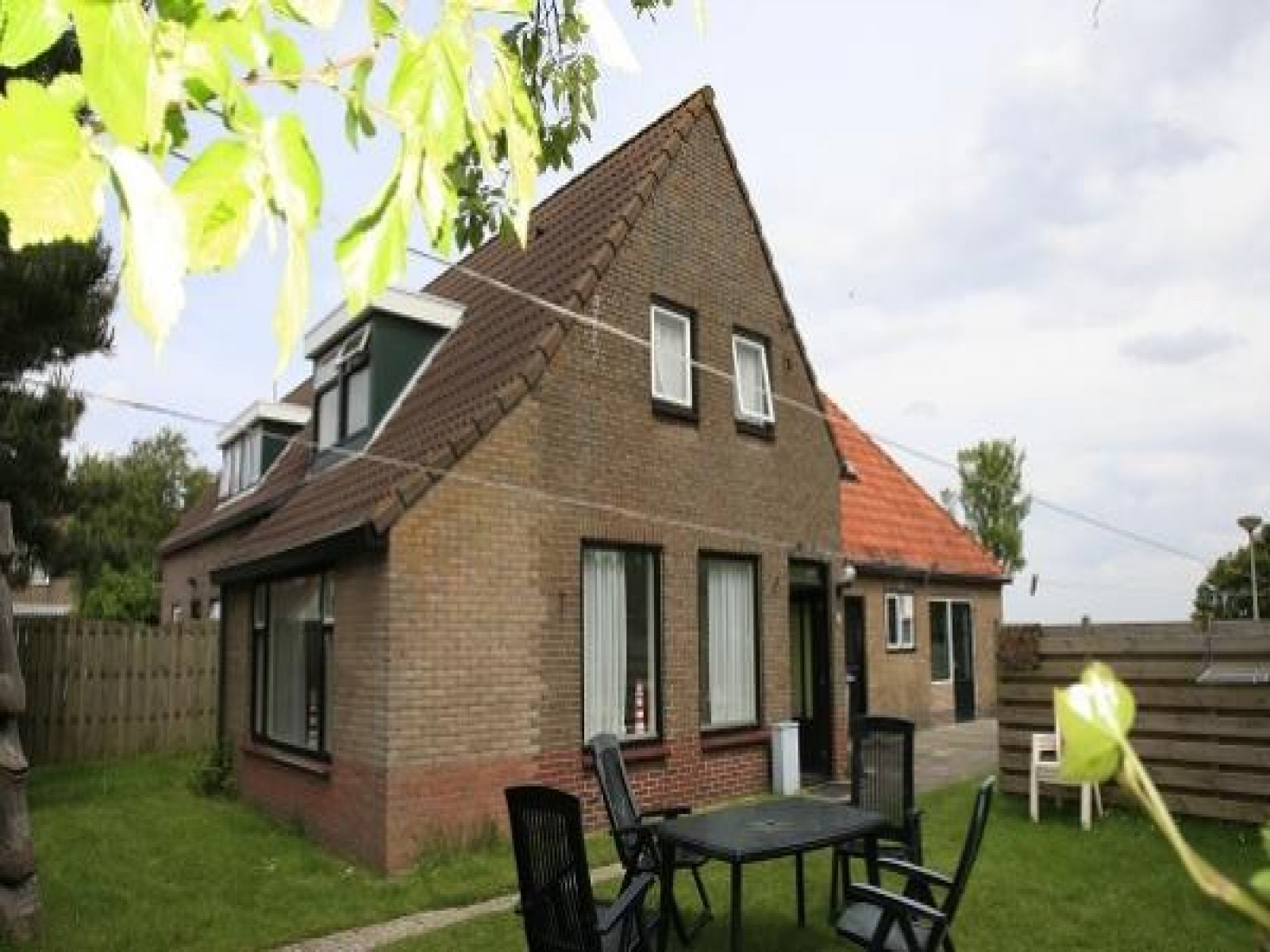 Gelegen in het dorp Buren op Ameland vindt u dit mooi gelegen 6p. vakantiehuis.