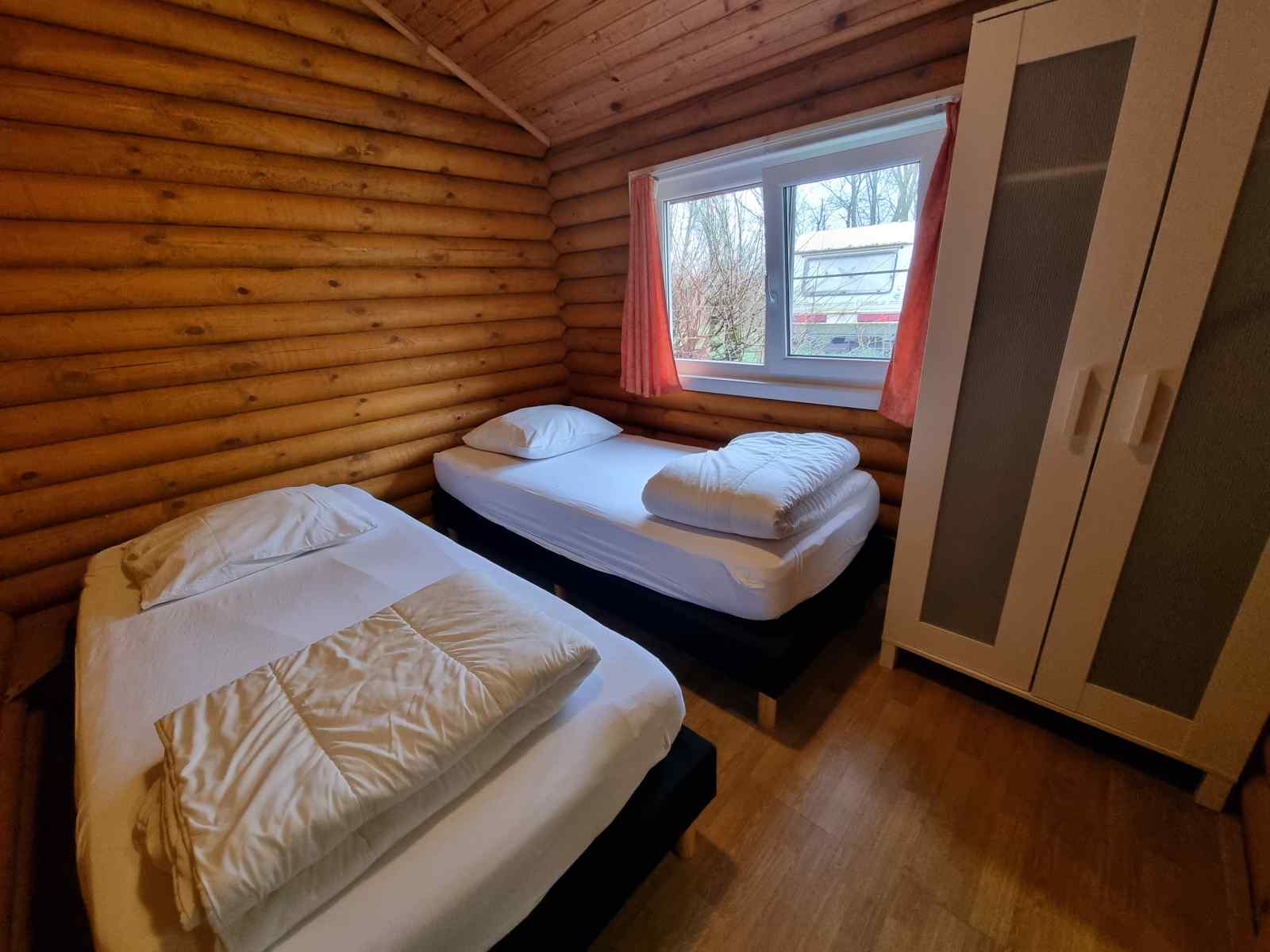 sfeervol-houten-vakantiechalet-voor-4-personen-op-een-mini-chaletpark-in-ossenisse