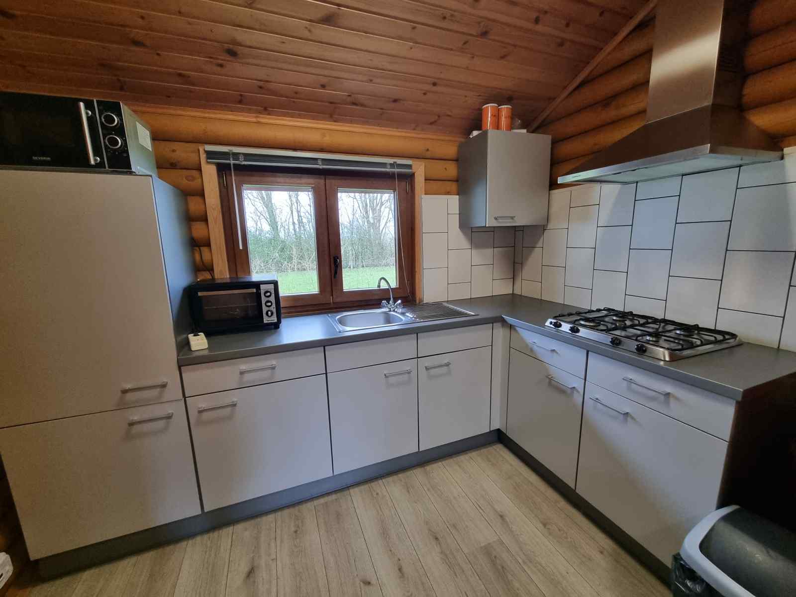 sfeervol-houten-vakantiechalet-voor-4-personen-op-een-mini-chaletpark-in-ossenisse