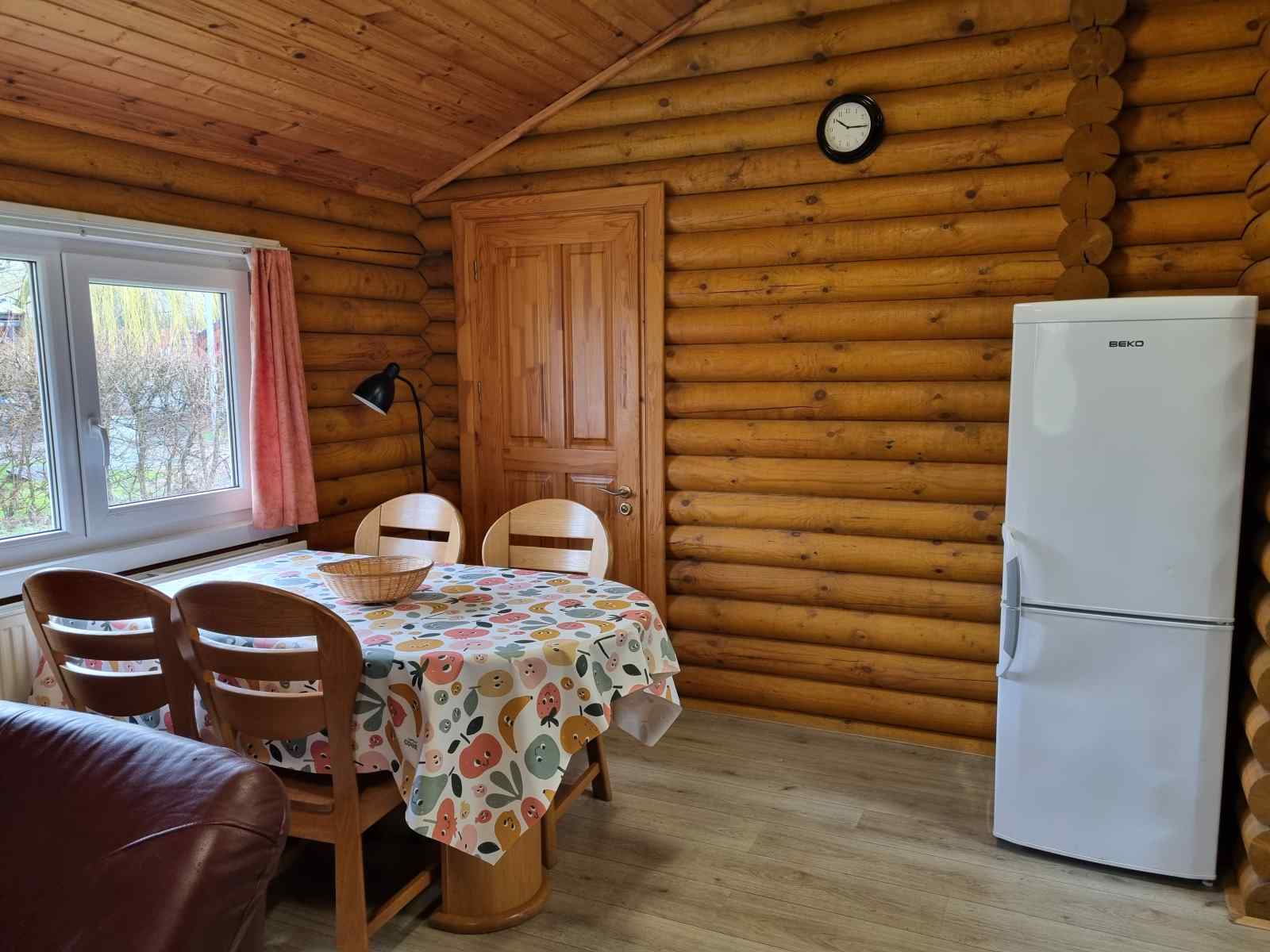 sfeervol-houten-vakantiechalet-voor-4-personen-op-een-mini-chaletpark-in-ossenisse