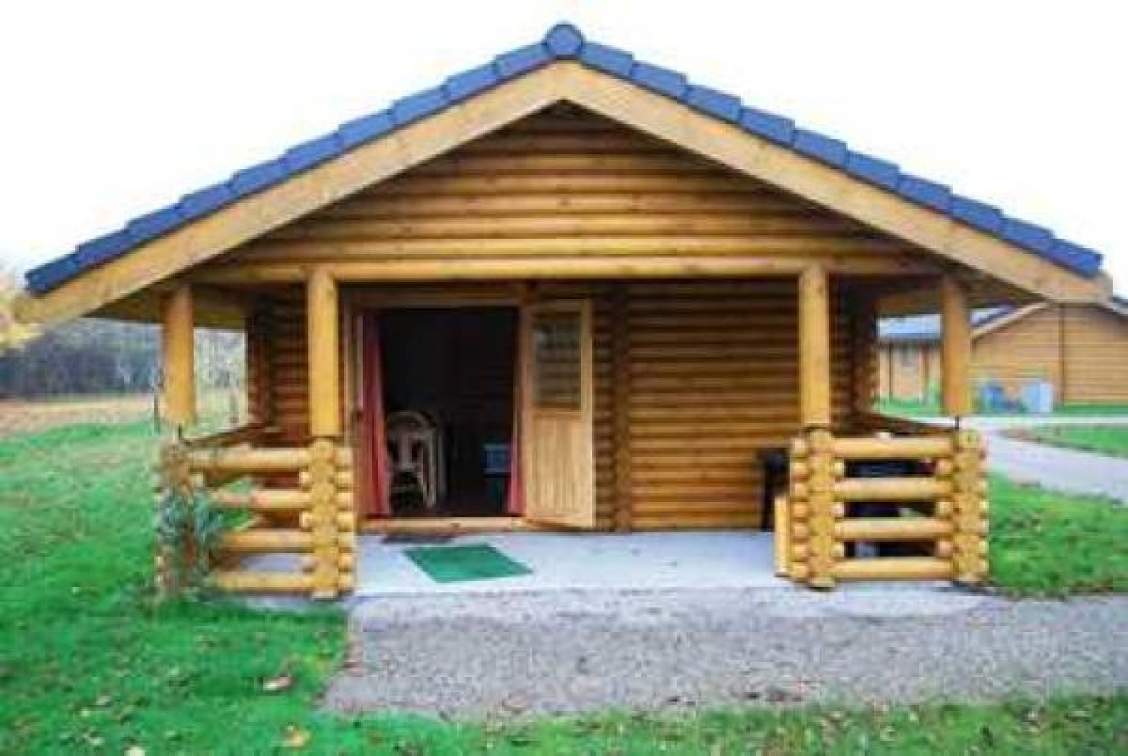 sfeervol-houten-vakantiechalet-voor-4-personen-op-een-mini-chaletpark-in-ossenisse