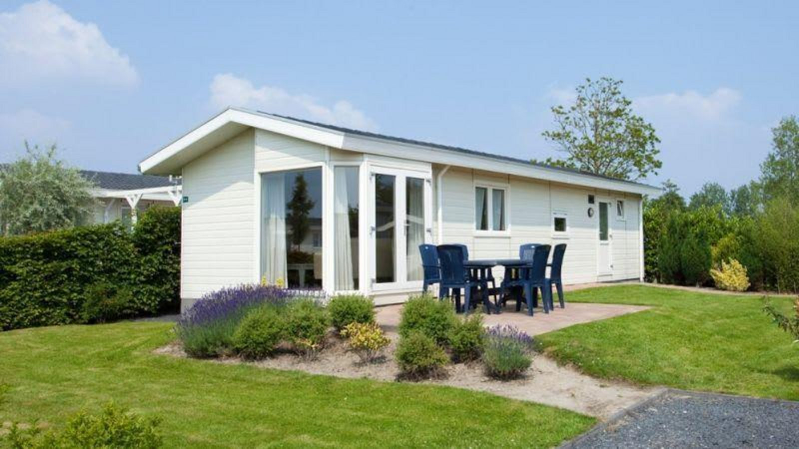 knusse-4-persoons-chalet-met-een-prive-terras-op-100-meter-van-het-strand