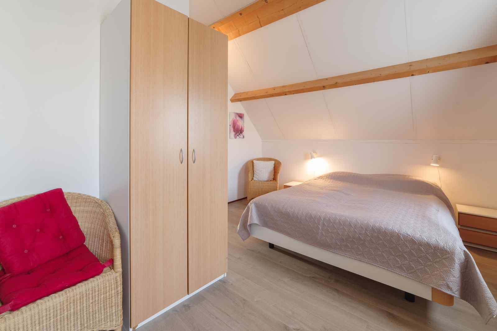 vrijstaande-8-persoons-vakantiewoning-nabij-zee-met-sauna