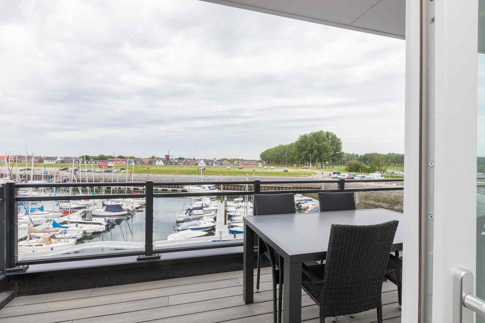 4-persoons-appartement-met-een-weids-uitzicht-over-het-water-in-sint-annaland