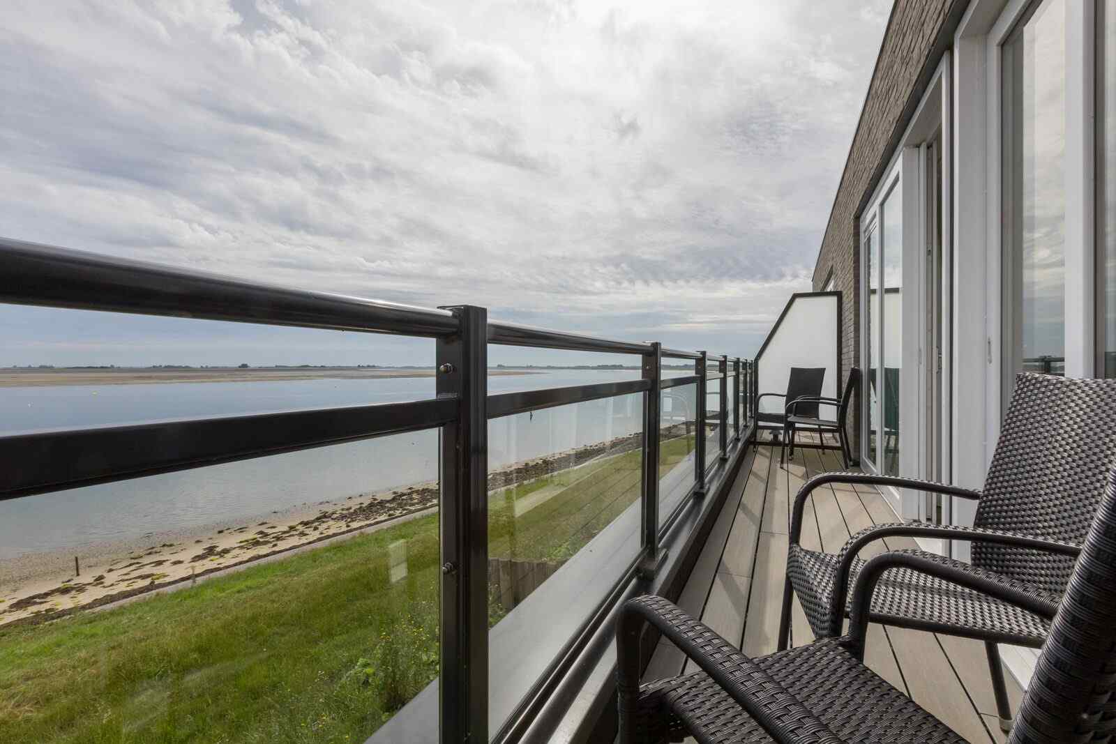 4-persoons-appartement-met-een-weids-uitzicht-over-het-water-in-sint-annaland