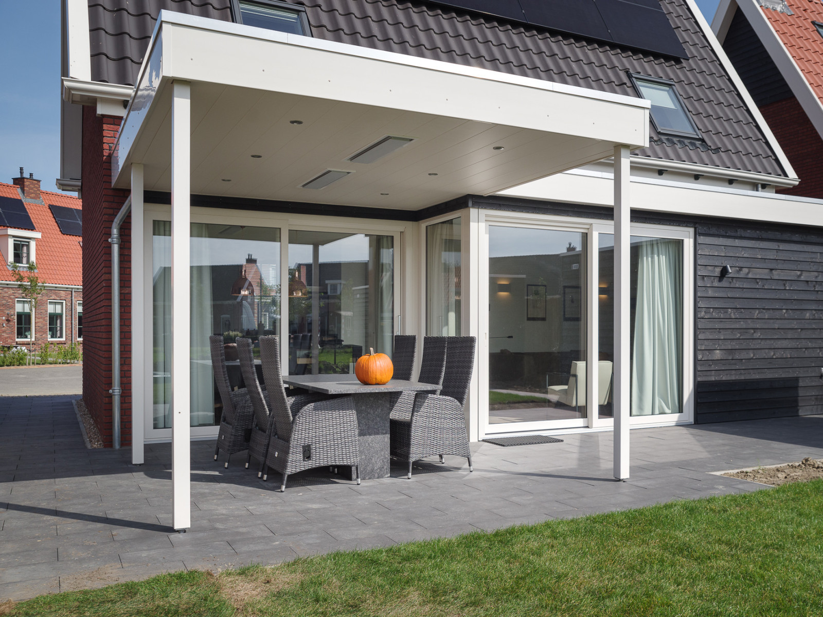 Vrijstaande 6-persoons villa met open haard en buitensauna in Colijnsplaat