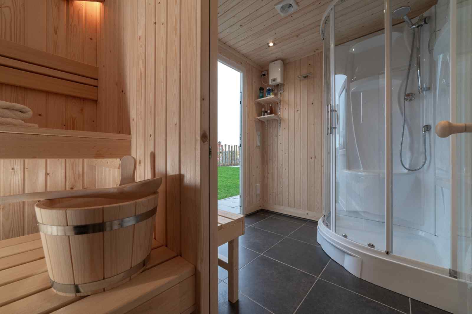 vrijstaande-luxe-8-persoons-villa-met-finse-sauna-en-buiten-bubbelbad-in-colijnsplaat