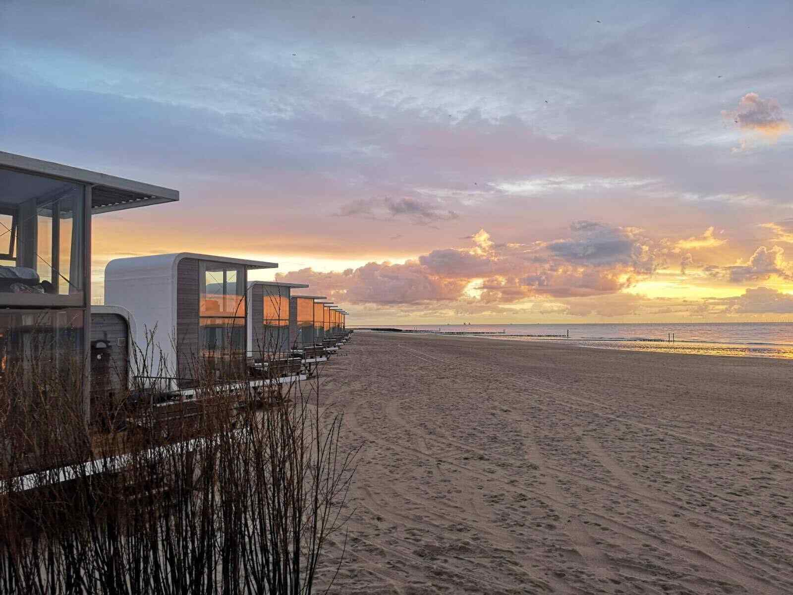 Uniek 6 persoons slaapstrandhuisje op het strand nabij Nieuwvliet-Bad