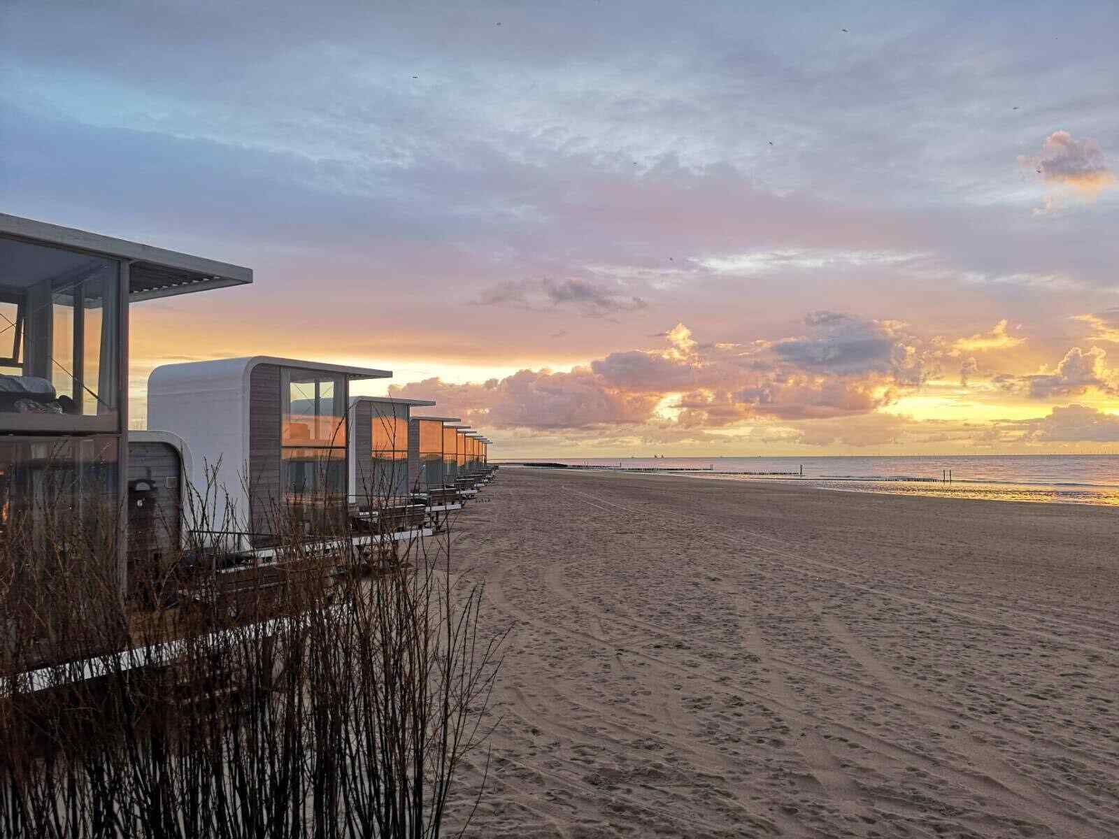 uniek-6-persoons-slaapstrandhuisje-op-het-strand-nabij-nieuwvliet-bad