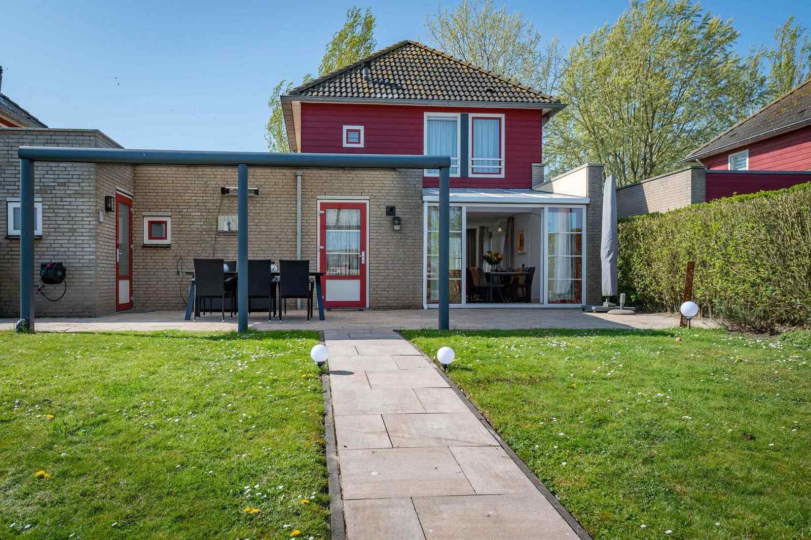 luxe-vrijstaand-vakantiehuis-aan-het-water-met-sauna-in-zeeland