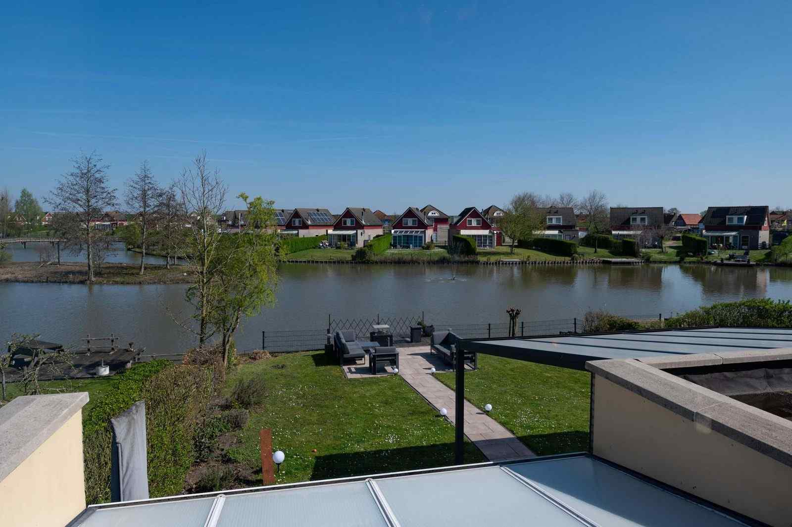 luxe-vrijstaand-vakantiehuis-aan-het-water-met-sauna-in-zeeland