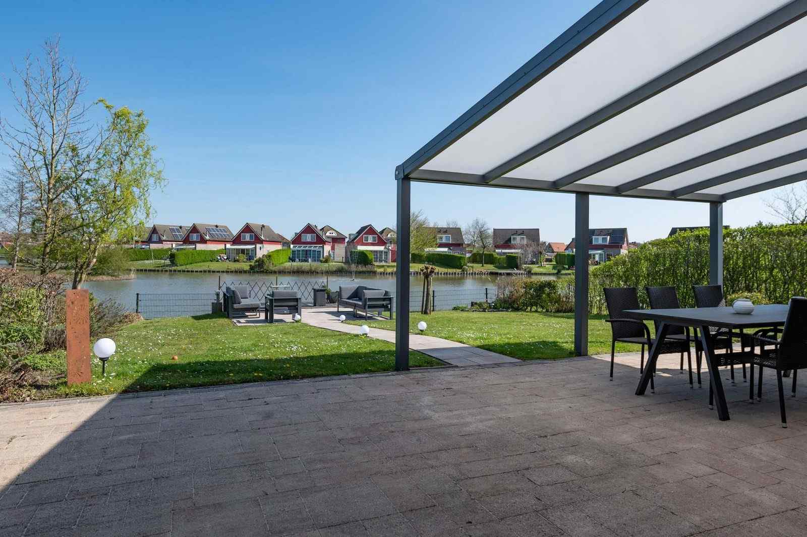 luxe-vrijstaand-vakantiehuis-aan-het-water-met-sauna-in-zeeland