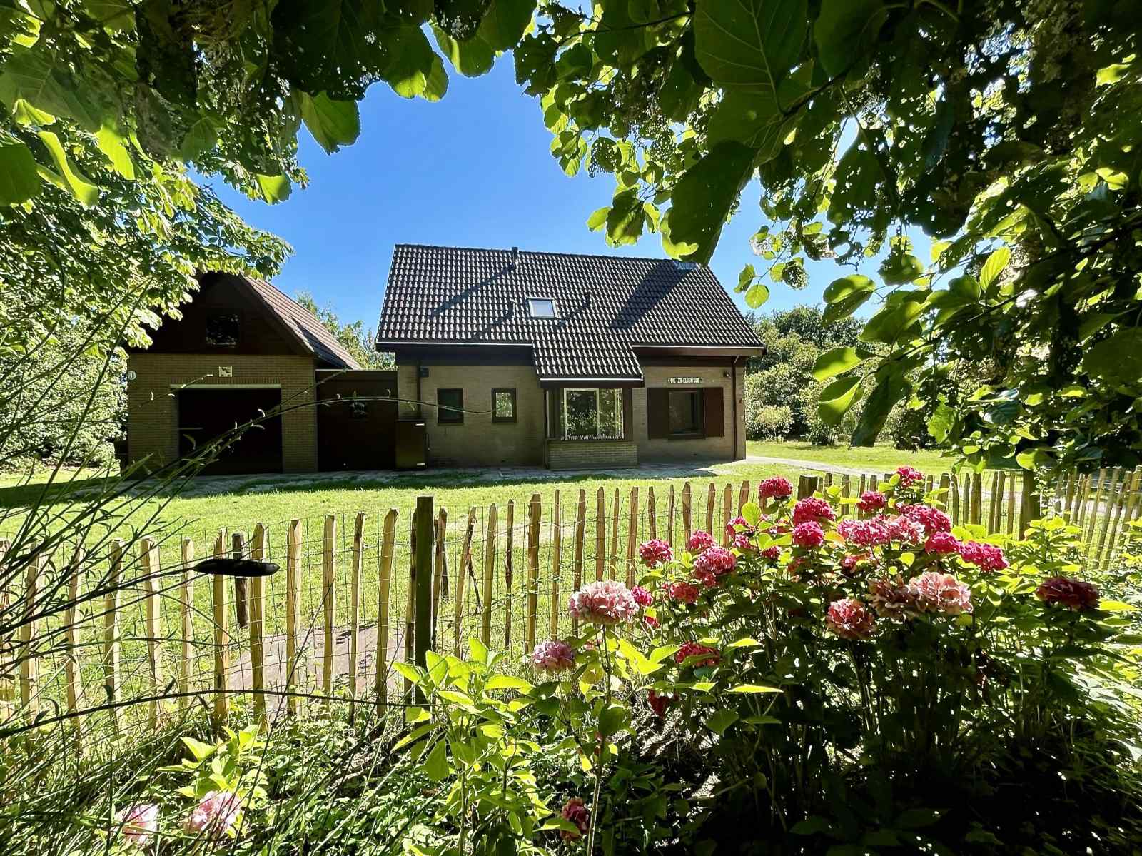 sfeervol-familiehuis-voor-6-personen-met-ruime-tuin-vlakbij-het-strand-in-renesse