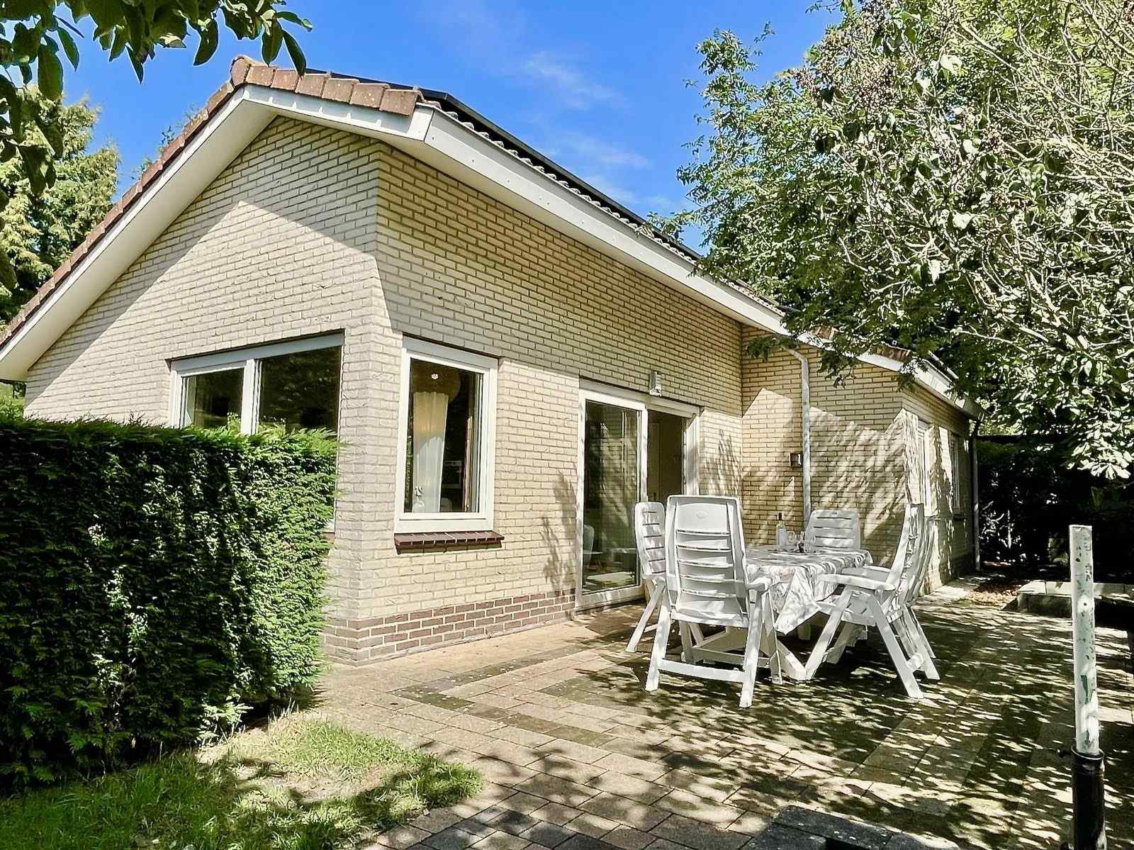 comfortabel-vakantiehuis-voor-6-personen-met-een-omheinde-tuin-in-burgh-haamstede