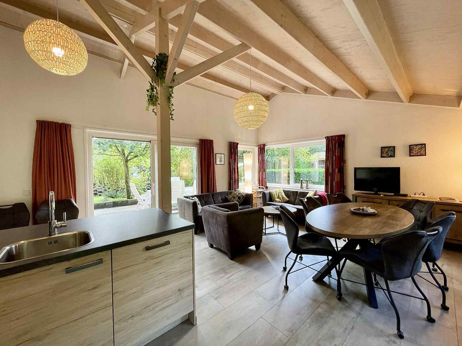 comfortabel-vakantiehuis-voor-6-personen-met-een-omheinde-tuin-in-burgh-haamstede