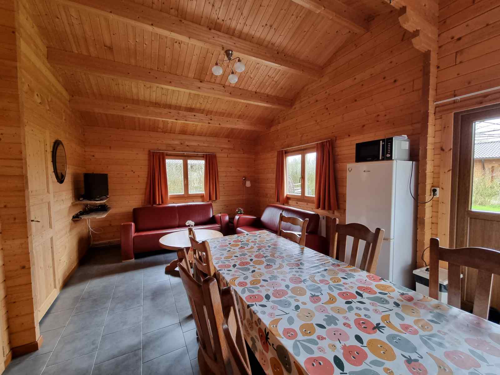 een-gezellig-vakantiechalet-voor-6-personen-met-een-tuin-in-ossenisse