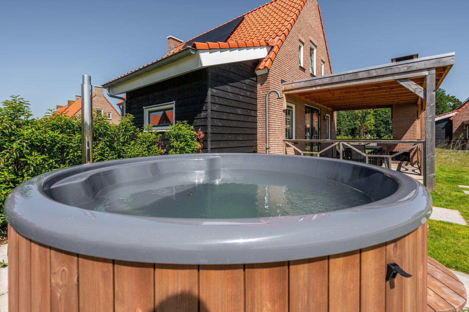 villa-voor-7-personen-met-2-badkamers-een-hottub-en-barrel-sauna-in-ossenisse