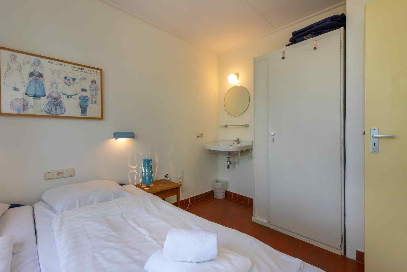 mooie-4-2-persoons-bungalow-met-grote-tuin-vlakbij-het-strand-in-oostkapelle