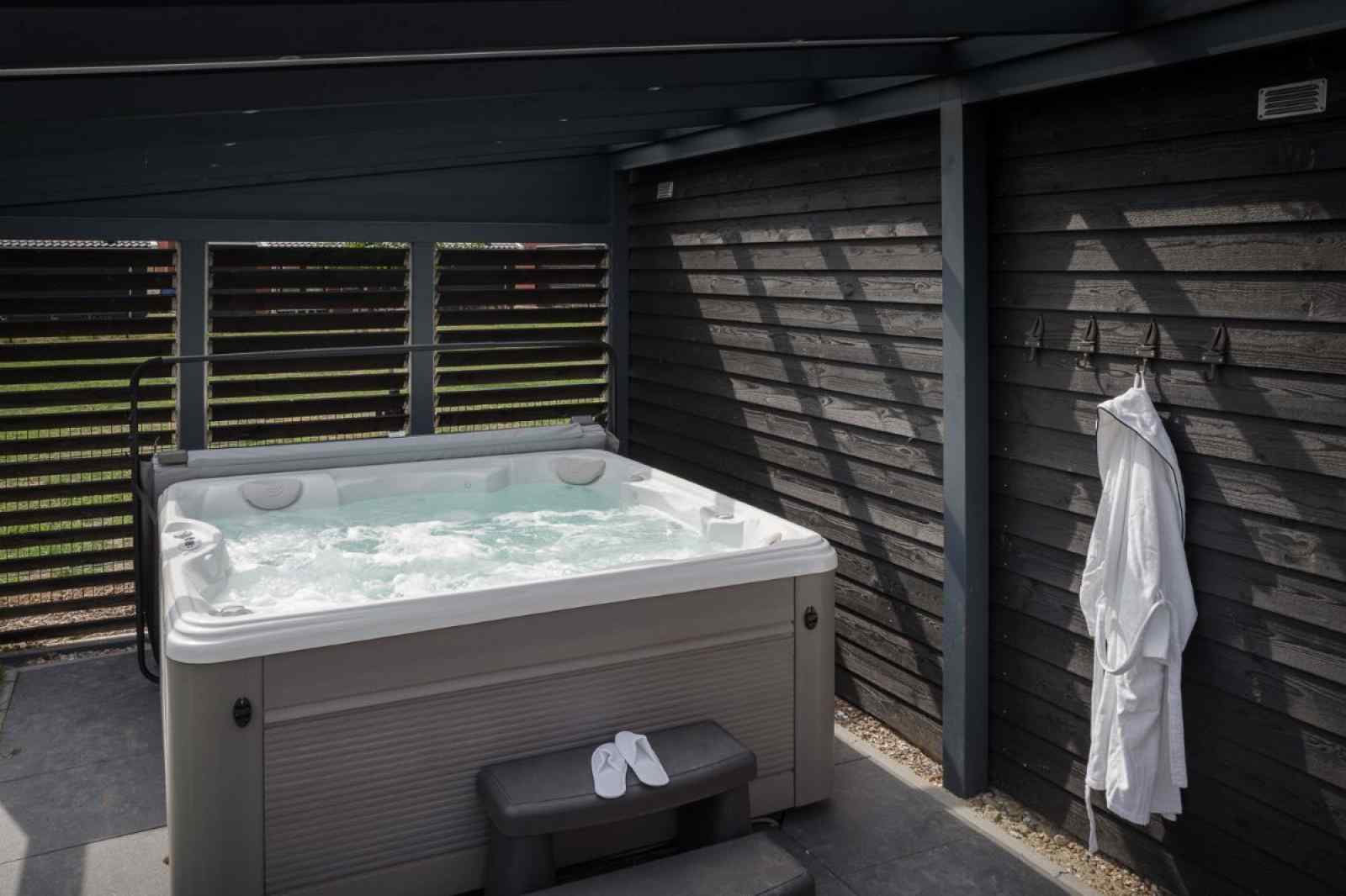 vrijstaande-6-persoons-wellnessvilla-met-bubbelbad-en-buitensauna-in-colijnsplaat