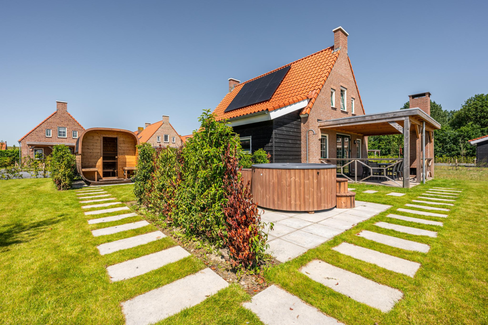 Luxe 7-persoons Hofvilla met Hottub en barrelsauna op een vakantiepark in Zeeland - Nederland - Europa - Ossenisse